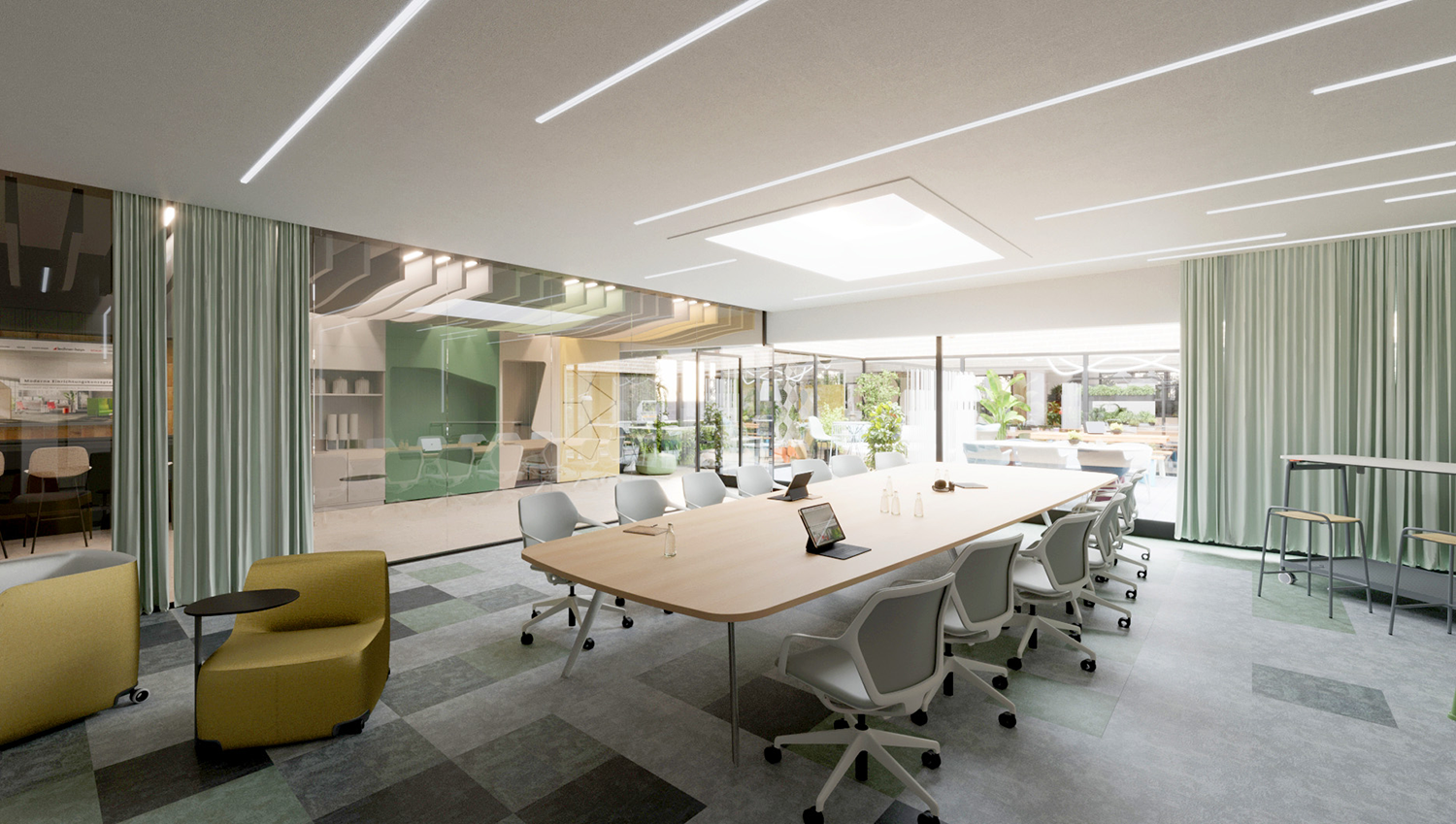 Moderner Konferenzraum mit einem langen Tisch, weißen Stühlen, einem Laptop, Flaschen und Notizblöcken. Große Fenster, Glaswände und Grünflächen draußen sorgen für natürliches Licht. Zeitgenössisches Design mit Grüntönen und minimalistischem Dekor.