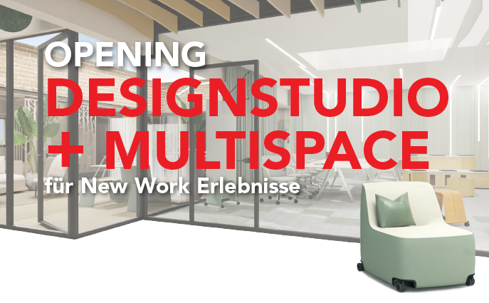 Moderner Büroraum mit verglastem Besprechungsraum, Loungesessel auf Rädern im Vordergrund und fetter roter Schrift: "OPENING DESIGNSTUDIO + MULTISPACE für New Work Erlebnisse.".