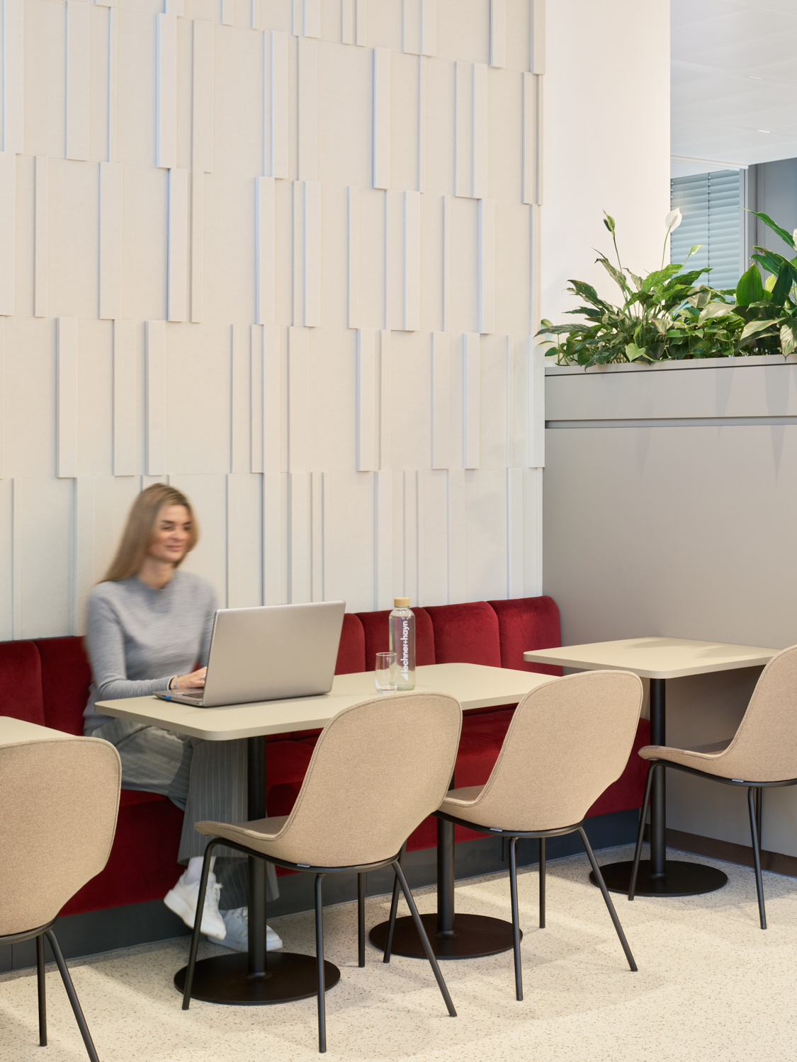 Officelandschaft mit Blick nach au&szlig;en
