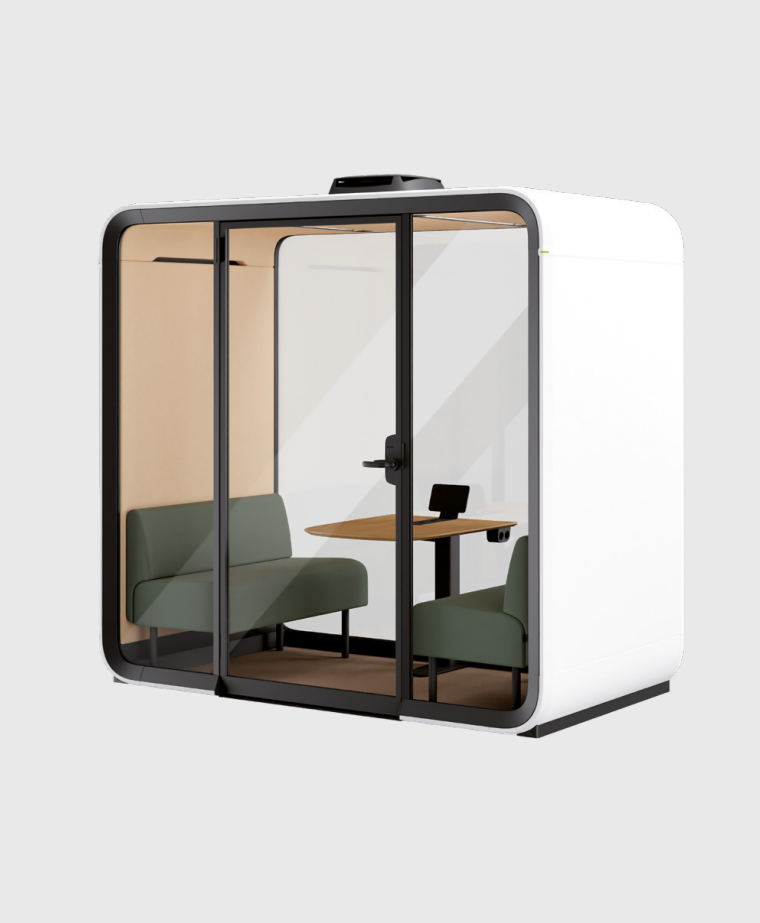 Eine moderne, glaswandige Büro-Kabine mit zwei grünen Bänken, einem Holztisch und einem Laptop im Inneren, konzipiert für private Besprechungen oder das Arbeiten in Großraumbüros.