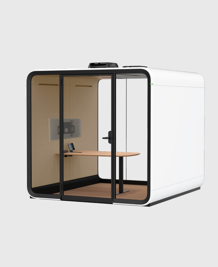 Eine moderne, glaswandige Büro-Kabine mit einem Schreibtisch aus Holz, einem Telefon und einem an der Wand montierten Bildschirm im Inneren, die für individuelles Arbeiten oder Besprechungen konzipiert ist. Die Kabine verfügt über elegante weiße und schwarze Außenwände.